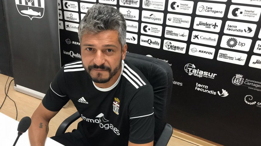 Gustavo Munúa ve al FC Cartagena en un "momento de crecimiento" 