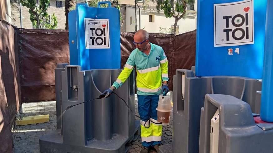 Un protocolo biotecnológico minimizará el hedor de orines en las Fiestas de Primavera de Murcia