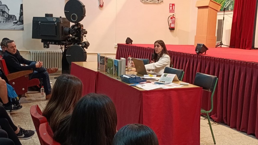 La escritora Espido Freire habla con los alumnos del Instituto Azorín de Yecla