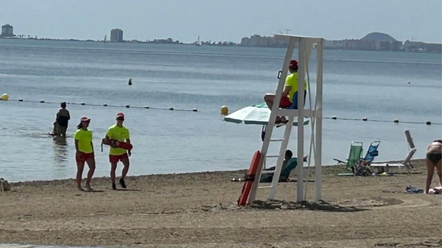 Una mujer de 63 años fallece mientras se bañaba en una playa de Santiago de la Ribera