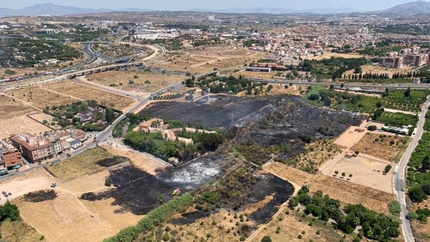 Movilizan un helicóptero para apoyar a los bomberos en la extinción de un incendio en Murcia