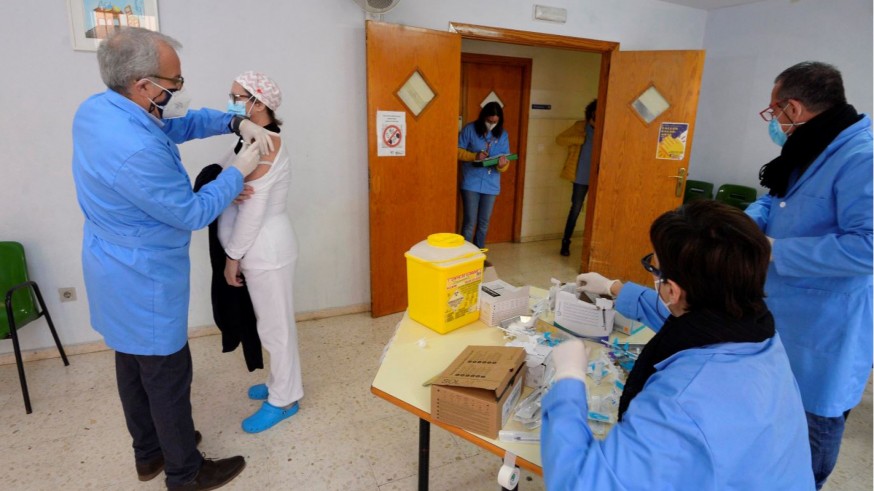 El concejal de Salud, Felipe Coello, suministrado una vacuna junto al personal del servicio municipal de vacunación. AYTO. MURCIA