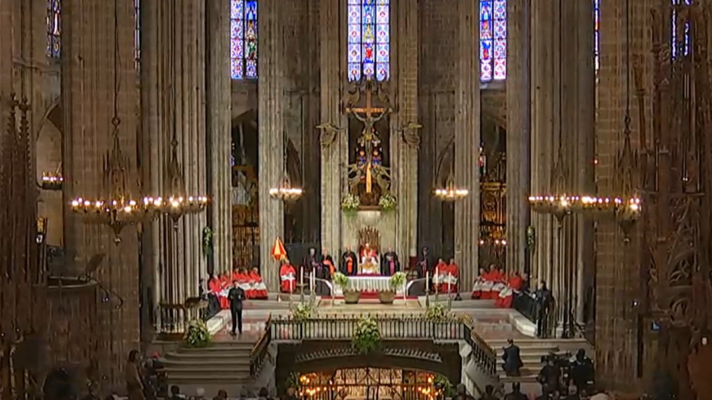Miles de personas reciben a León XIV a su llegada a la Catedral de Barcelona