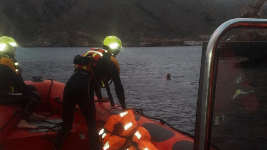 Protección Civil y Bomberos prestan auxilio a una nadadora en El Portús (Cartagena)