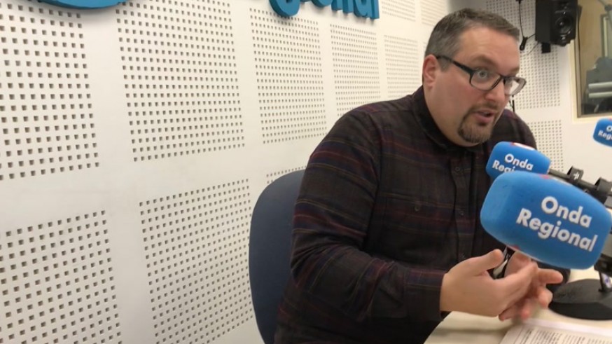 Pedro Luengo en los estudios de Onda Regional
