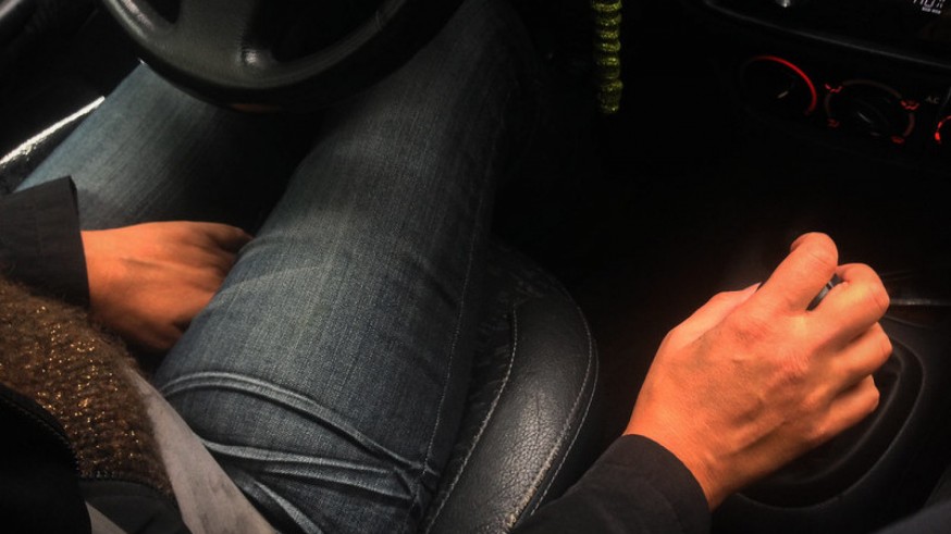 Imagen de archivo de joven en el asiento de conductor de un vehículo