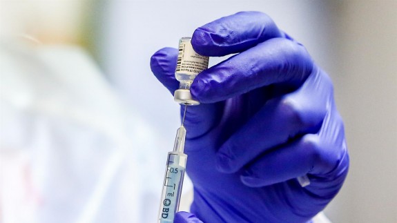 Un sanitario inyecta la vacuna durante el primer día de vacunación contra la Covid-19 en España