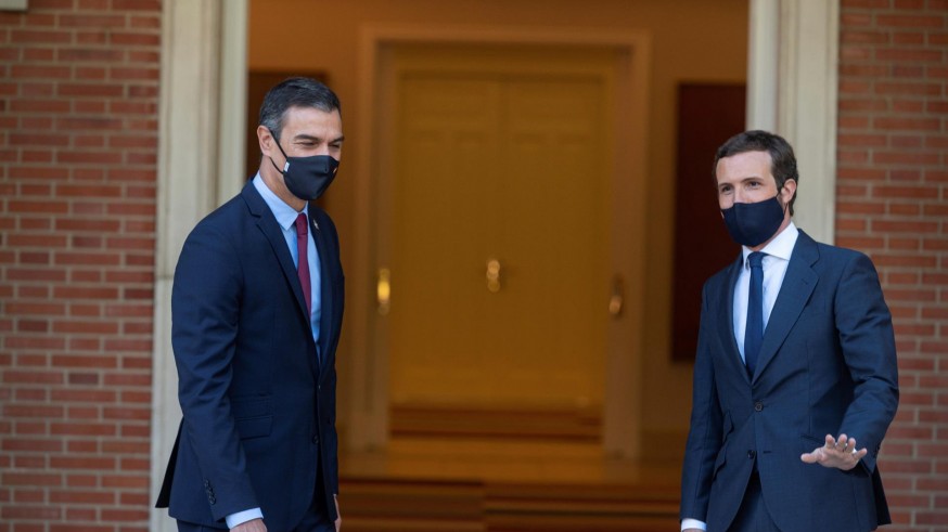 Sánchez y Casado antes de la reunión en Moncloa