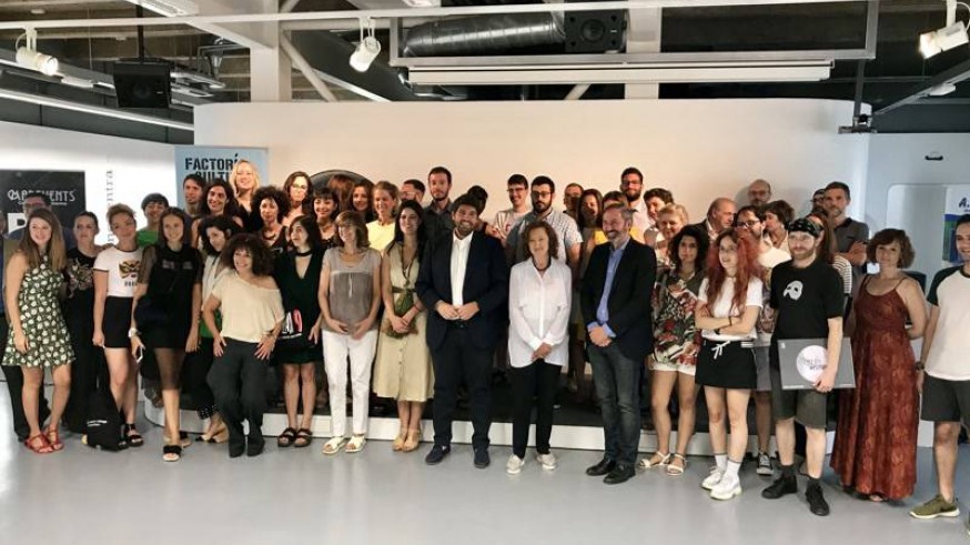 El presidente de la Comunidad, Fernando López Miras, con los becados de Factoría Cultural. Foto CARM