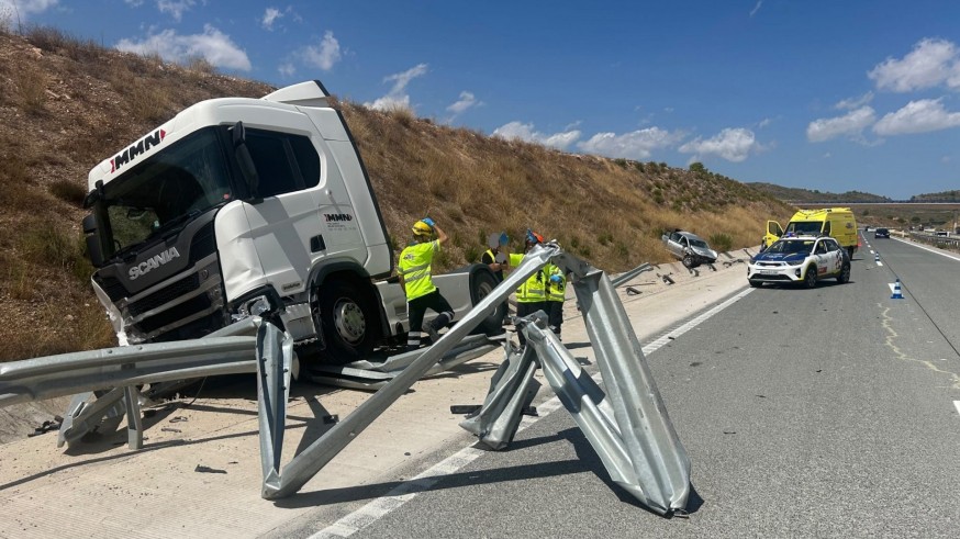 Muere un hombre en un accidente entre un turismo y un camión en la A-33 en Yecla