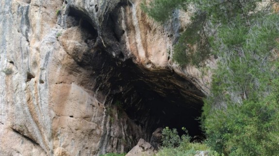 Exterior de la Cueva de Jaime el Barbudo en la sierra de la Pila de Abarán