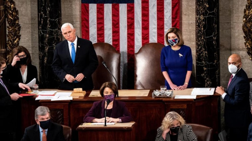 Nancy Pelosi y Mike Pence presiden la sesión del Congreso