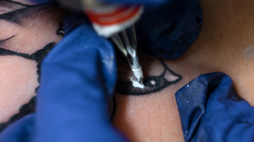 Prisión provisional sin fianza para un tatuador investigado por cuatro agresiones sexuales en Murcia