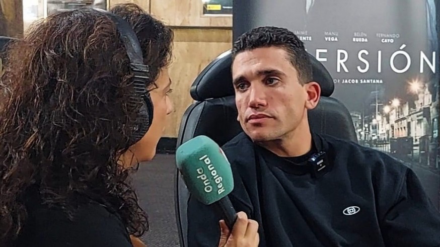 Marta Ferrero habla con el actor murciano Jaime Lorente, que hoy asiste en Murcia al estreno de la película 'Reversión'