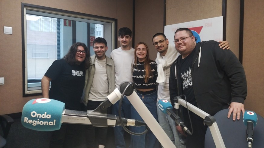 Los retos del trabajo, salarios, y derechos desd el punto de vista de 'Los becarios de la radio'