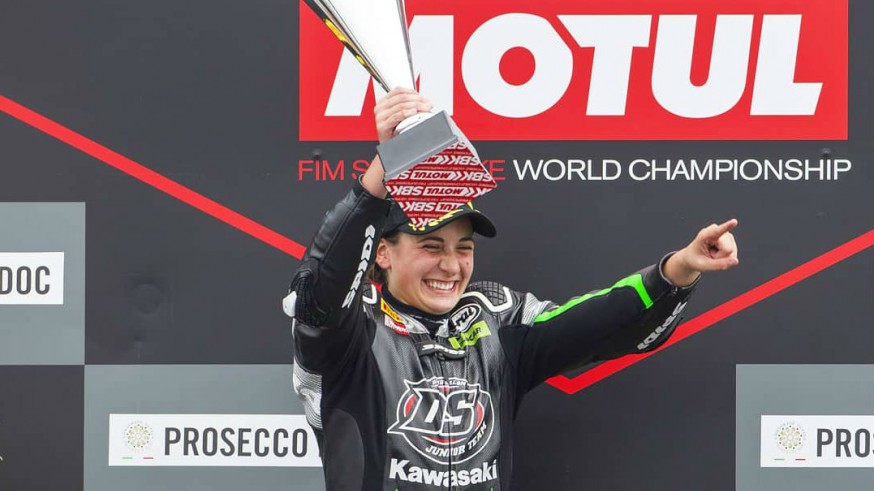 Ana Carrasco, celebrando el triunfo en Donington Park