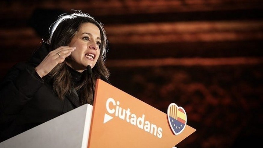 Ines Arrimadas se dirige al público