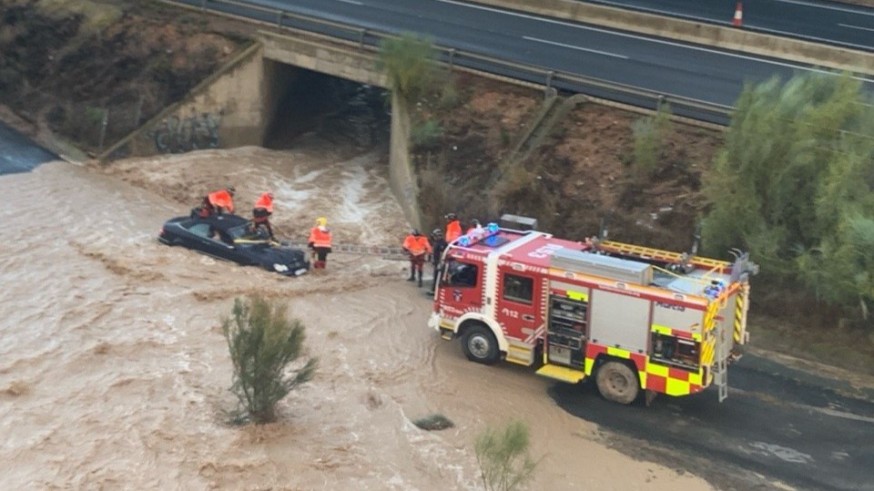 Rescatan a una mujer atrapada en su vehículo por una riada en Murcia