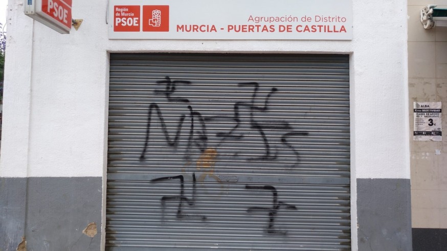 Pintadas en la sede de Puertas de Castilla