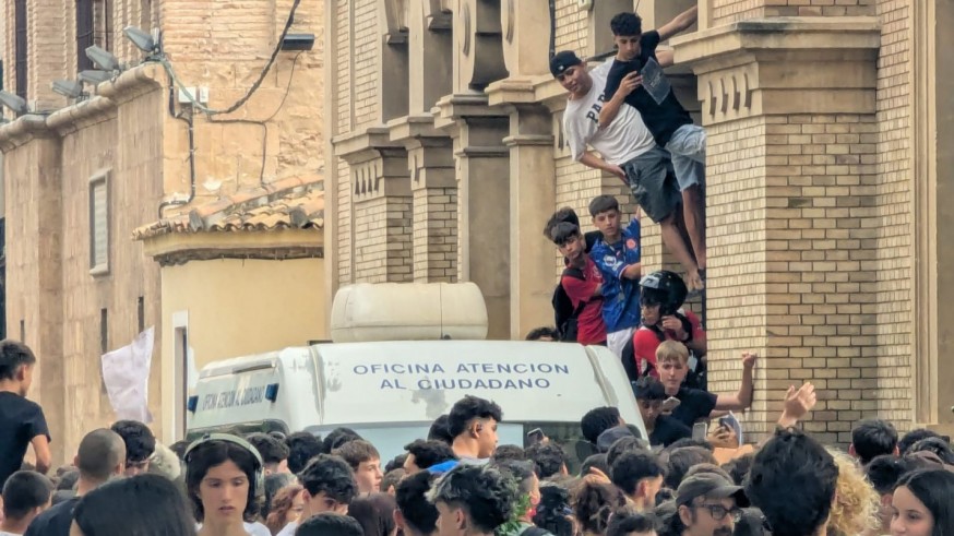 Locura en Murcia: Santo Domingo, tomada por los fans de los influencers Erra El Aslani y Juan Beato