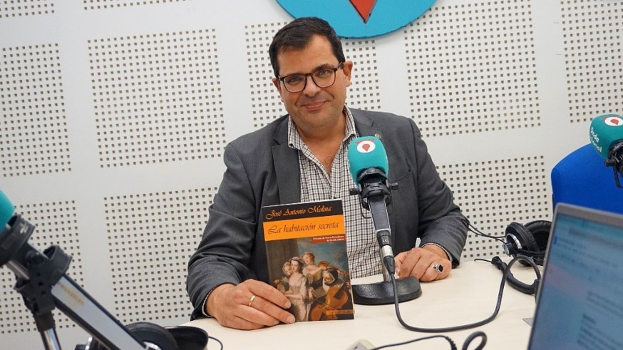 Con José Antonio Molina Gómez hablamos de su segundo libro, 'La habitación secreta', I Premio de Nuevo Periodismo M.A.R. Editor