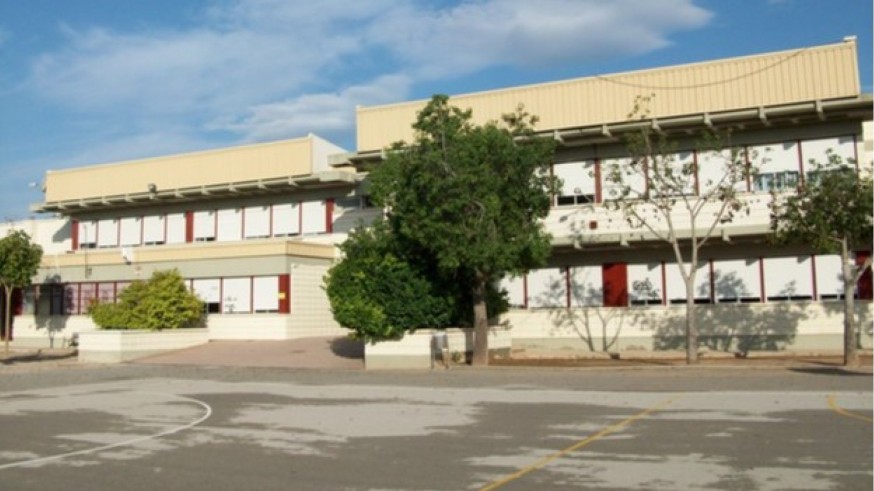 El Ayuntamiento de Murcia instalará toldos en 40 colegios, pero padres del Virgen de Guadalupe exigen más sombra.