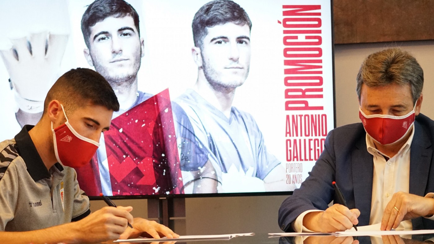 Antonio Gallego firma su contrato, con el presidente Agustín Ramos a su lado