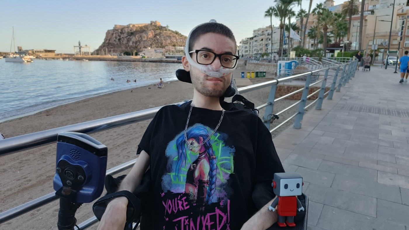 Un joven de Águilas con distrofia muscular similar a la ELA denuncia inaccesibilidad a las ayudas autonómicas