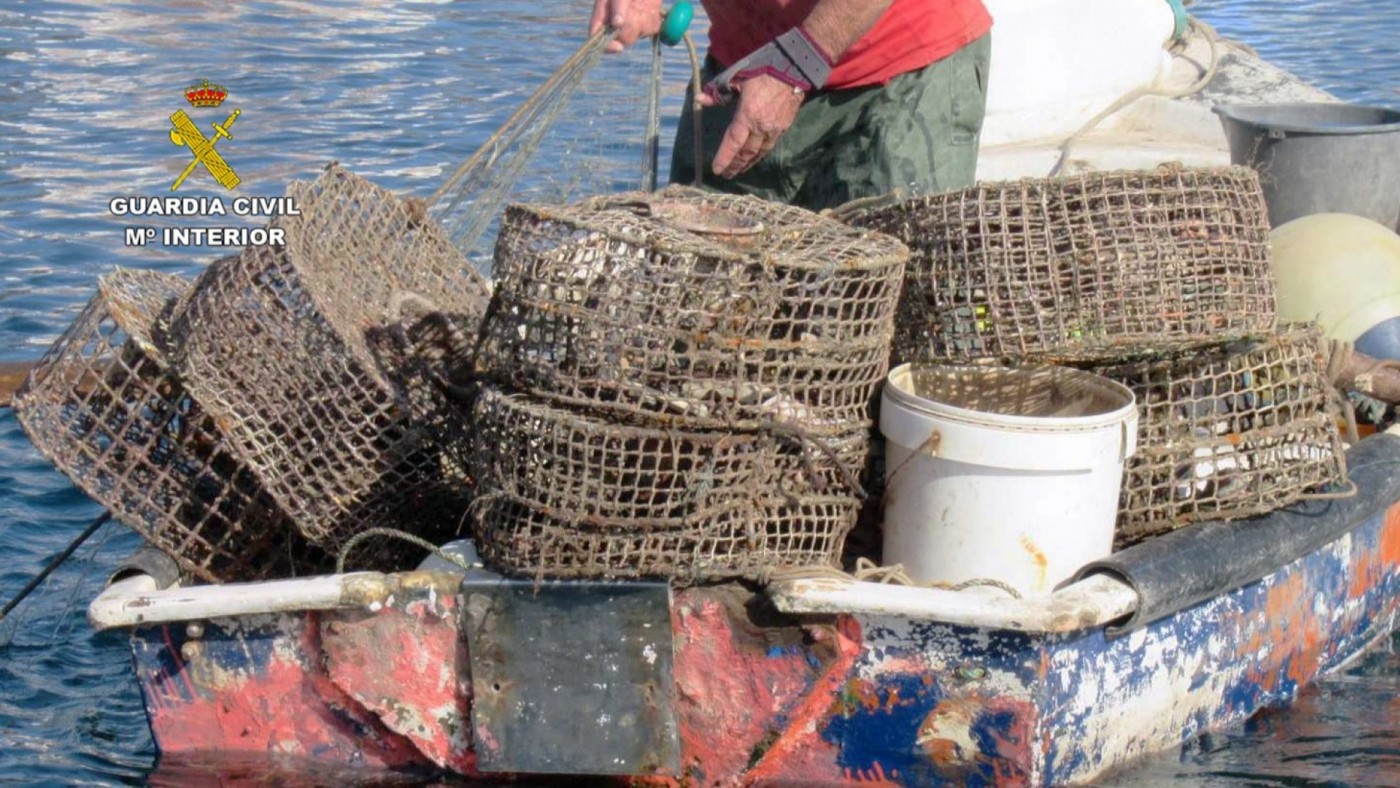 La Guardia Civil sorprende a un pescador furtivo de pulpos en la bahía de Águilas 