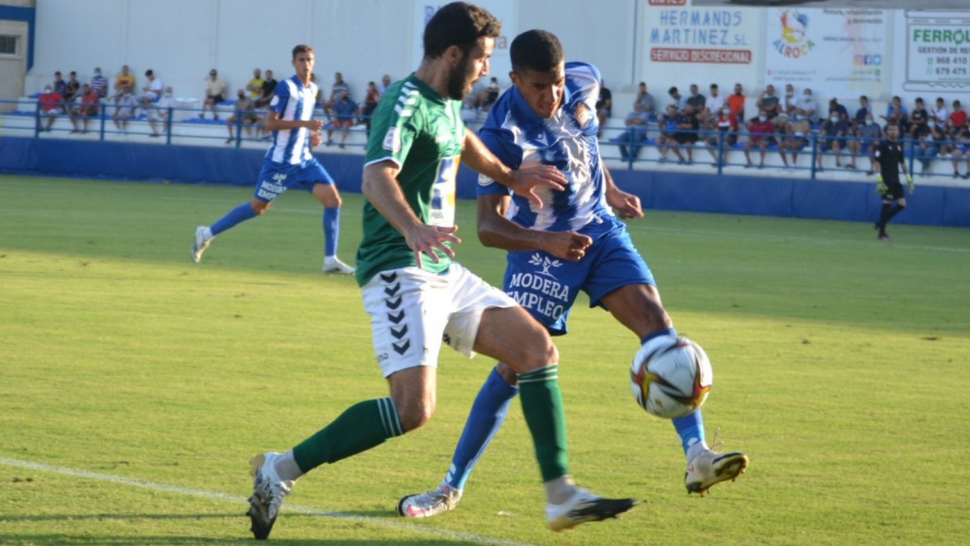 Mounir pelea el balón en la última jornada entre el Águilas y el Marchamalo. Foto: Águilas FC