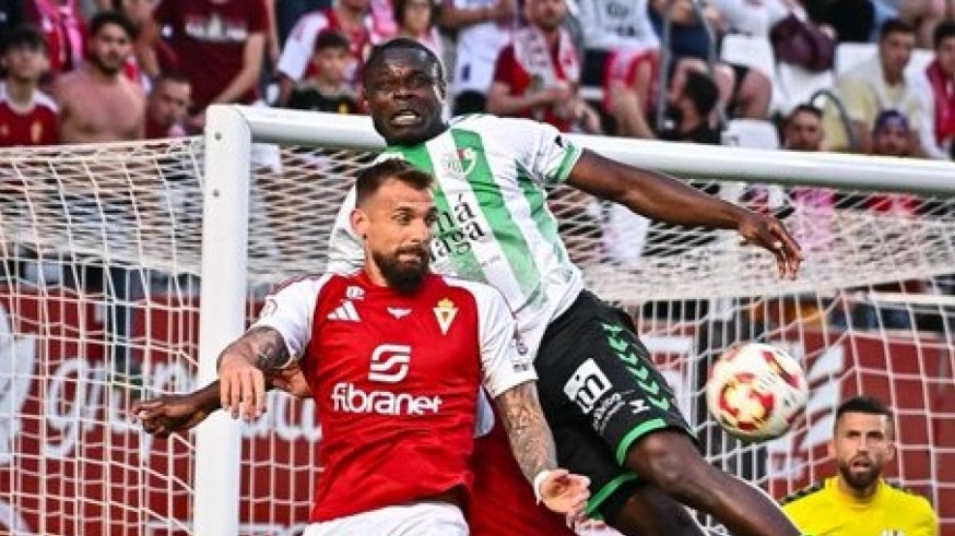 El Murcia suma un punto con polémica (0-0)