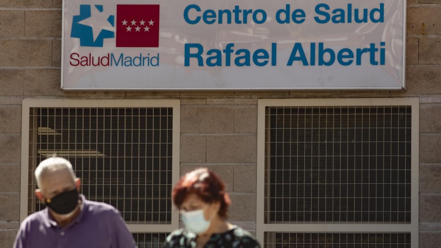 Dos vecinos caminan junto a un centro de salud en Madrid - Eduardo Parra - Europa Press
