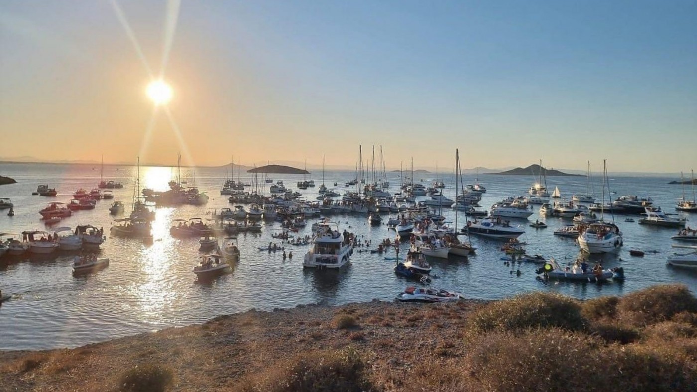 Un centenar de embarcaciones celebran una fiesta ilegal en las inmediaciones de la Isla del Ciervo