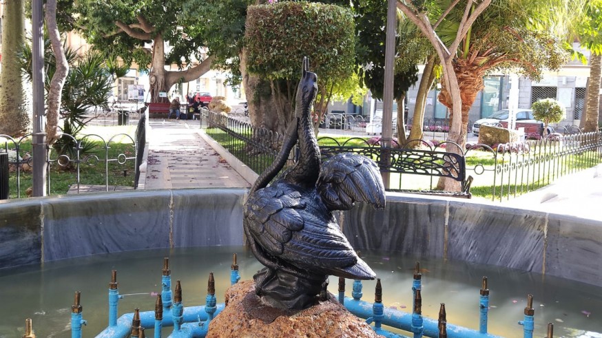La 'Pava de la Balsa' en la fuente de la Plaza de España de Águilas