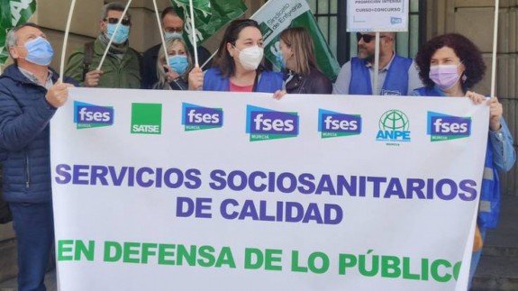 Los sindicatos de Sanidad y Educación protestan ante los recortes de personal anunciados por el IMAS para el 1 de mayo