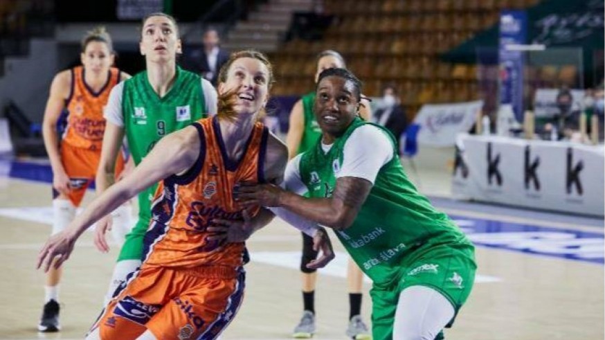 Tamara Seda peleando por un rebote con Laura Gil. FOTO: Valencia Basket.