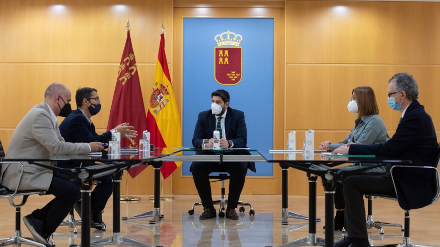 Reunión de López Miras y los consejeros de Política Social y Salud con los miembros de FEDR