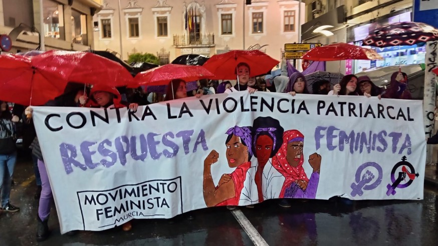El 8M desafía la lluvia en Murcia