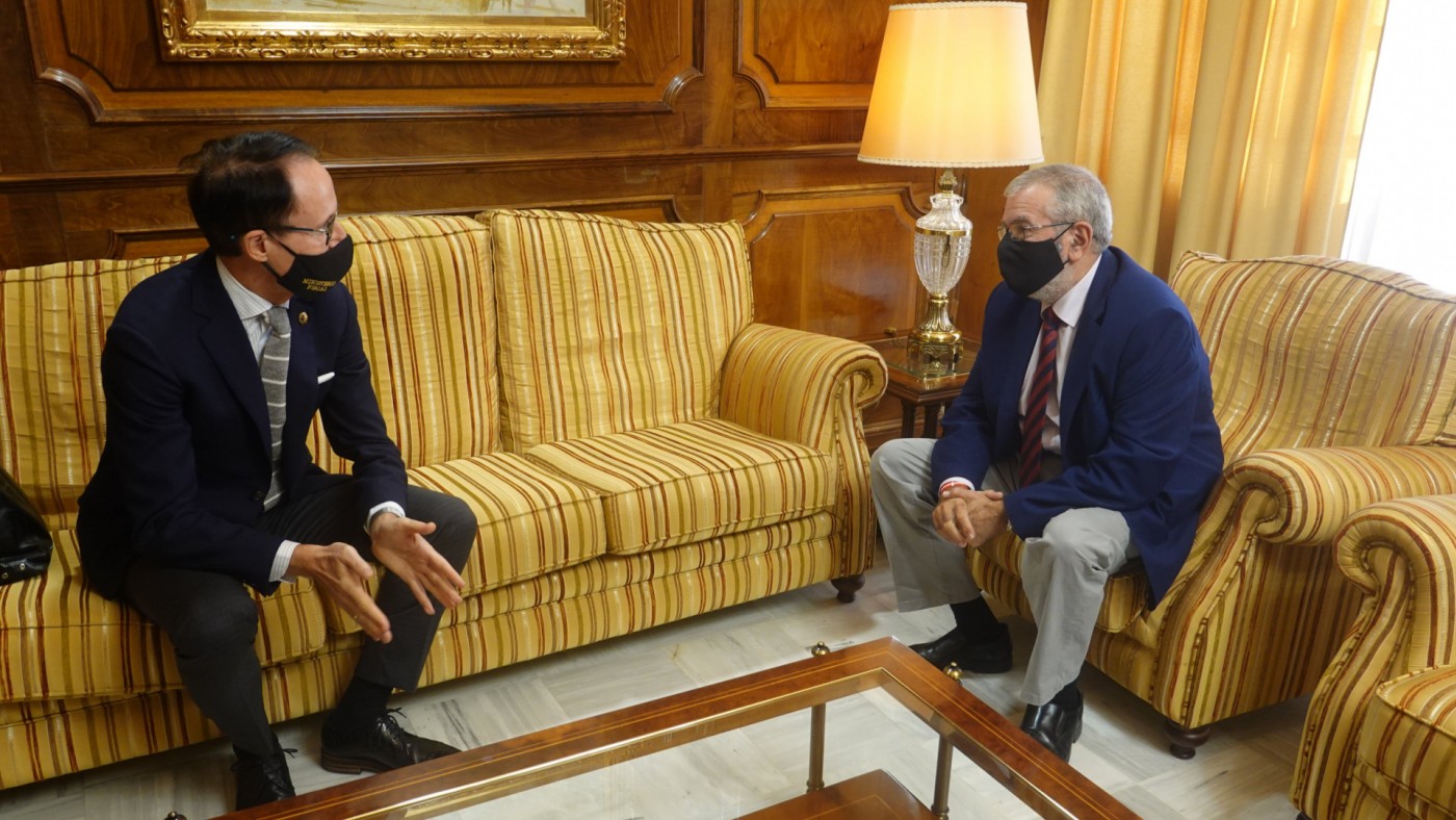El presidente de la Asamblea , Alberto Castillo, recibe a José Luis Díaz Manzanera, fiscal superior de la Región. ASAMBLEA MURCIA