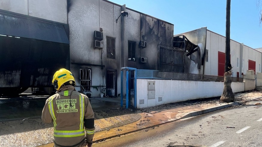 Los bomberos dan por extinguido el incendio en el polígono de Fortuna