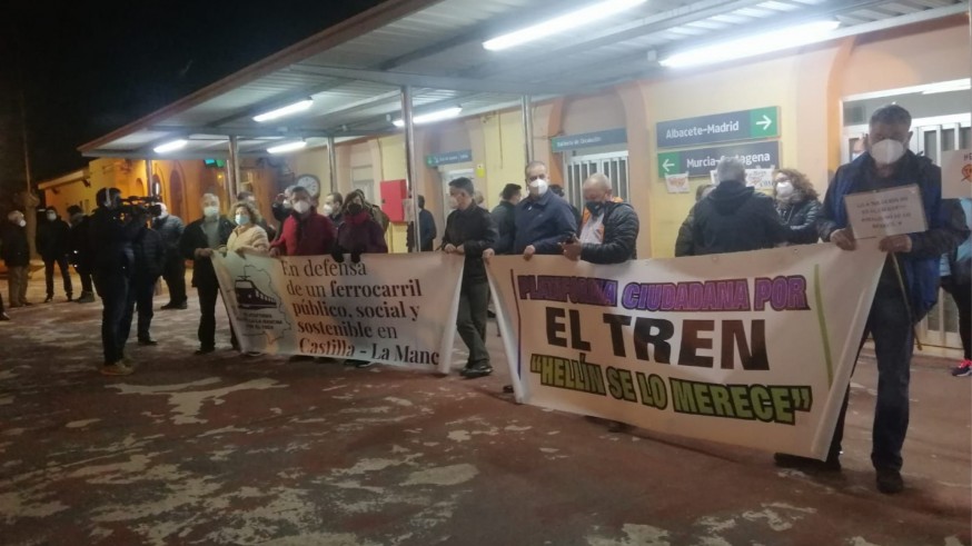 La Plataforma Pro Soterramiento se suma a los vecinos de Hellín en su protesta por el cierre provisional del tren entre Cartagena y Albacete