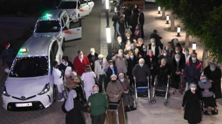 Casi 30 taxis mostrarán las luces de Navidad de Murcia a los usuarios de la residencia Hermanitas de los pobres