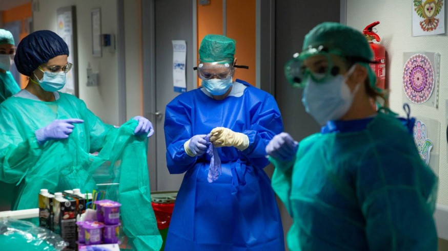 Enfermeras protegidas con mascarillas y gafas