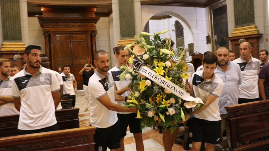 Los capitanes del Cartagena en la entrega floral (foto: FC Cartagena)