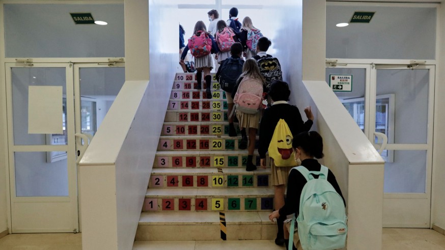 Niños subiendo por las escaleras de un colegio. Foto: Europa Press