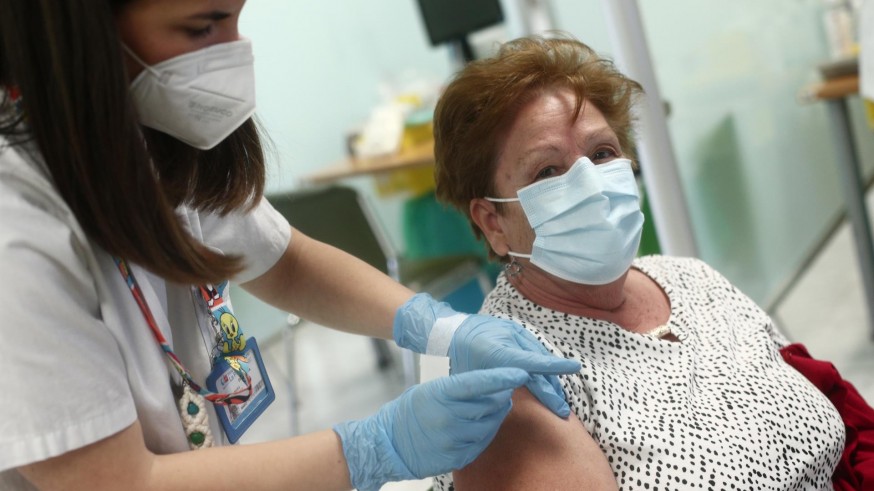 Vacunación a una mujer de 65 años