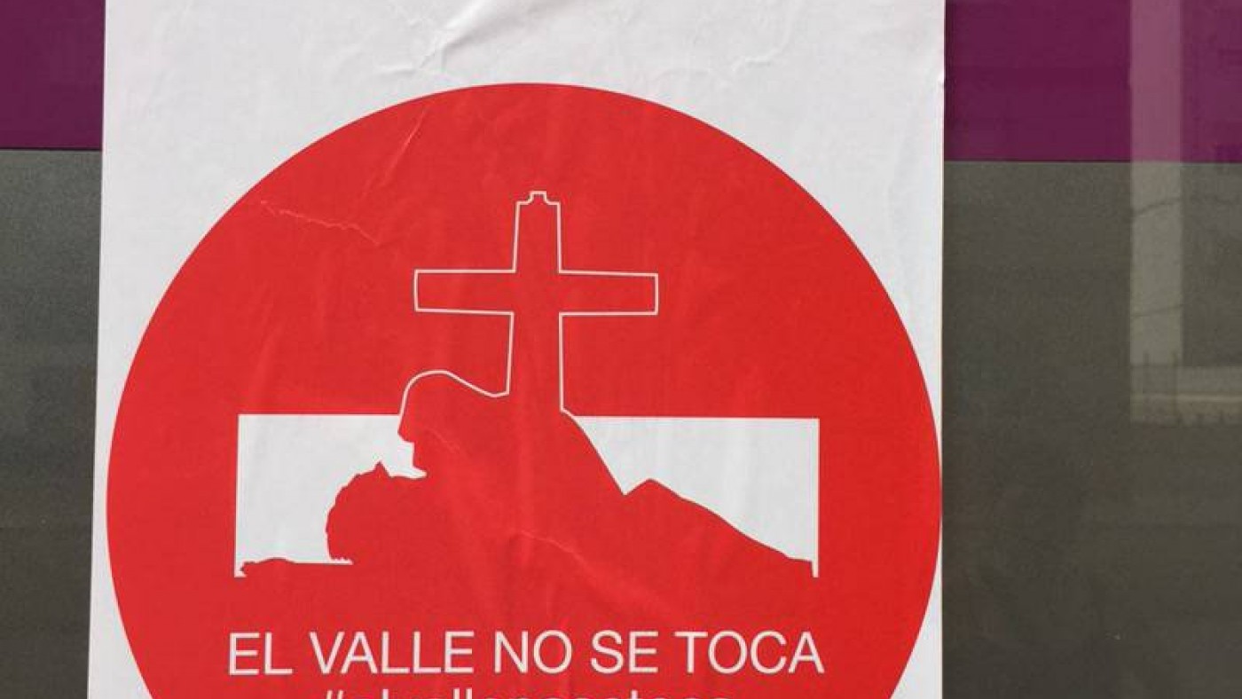 Pintadas contra la exhumación de Franco en la sede de Podemos en Cartagena