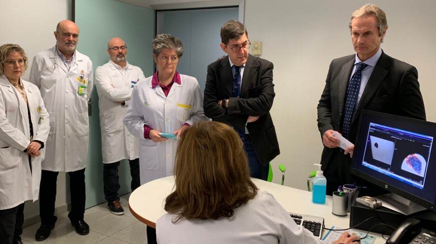 El consejero Villegas en una visita al Hospital Reina Sofía. Foto: CARM