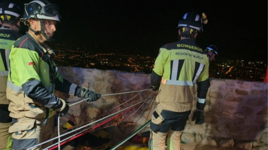 Bomberos del CEIS rescatan a un hombre que se precipitó desde un muro del Castillo de Lorca