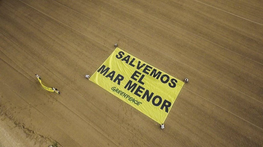 Pancarta desplegada en una explotación agraria del Campo de Cartagena